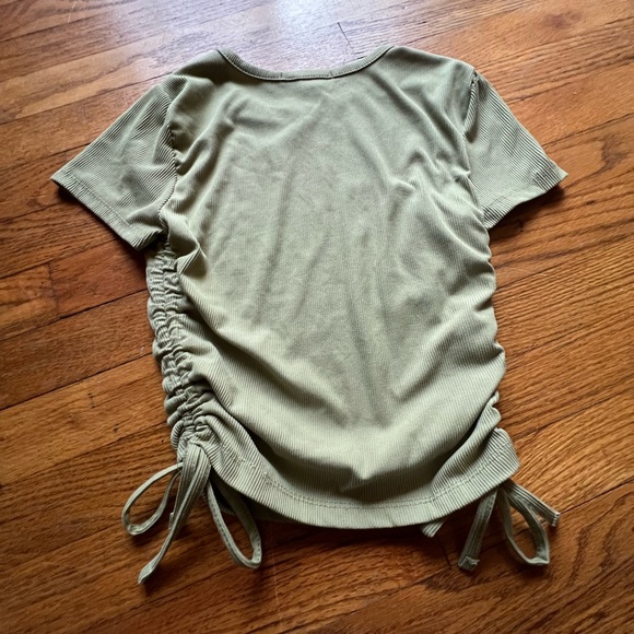 Forever 21 Women’s Cropped Green Shirt - Picture 2 of 4